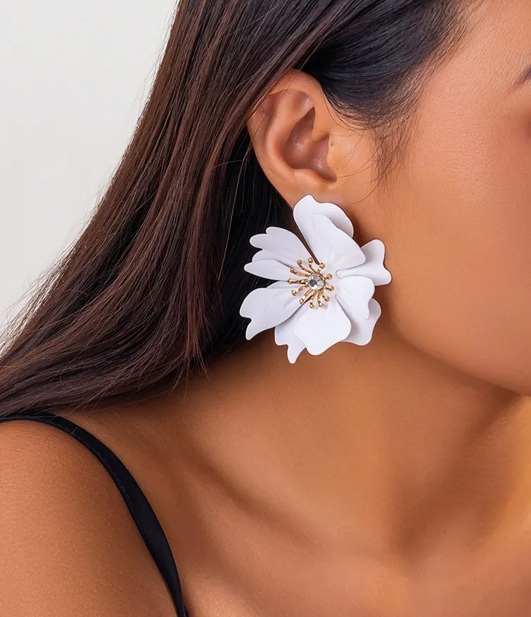 Design Retro White Petal Stud Earrings