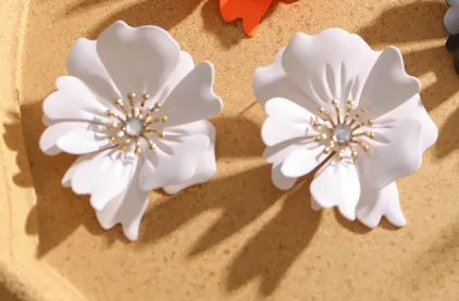 Design Retro White Petal Stud Earrings